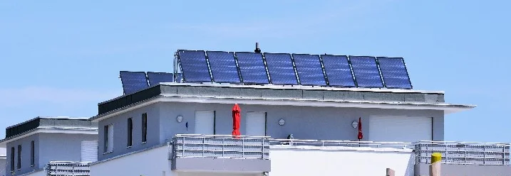 Mehrfamilienhaus mit Solaranlage auf dem Dach